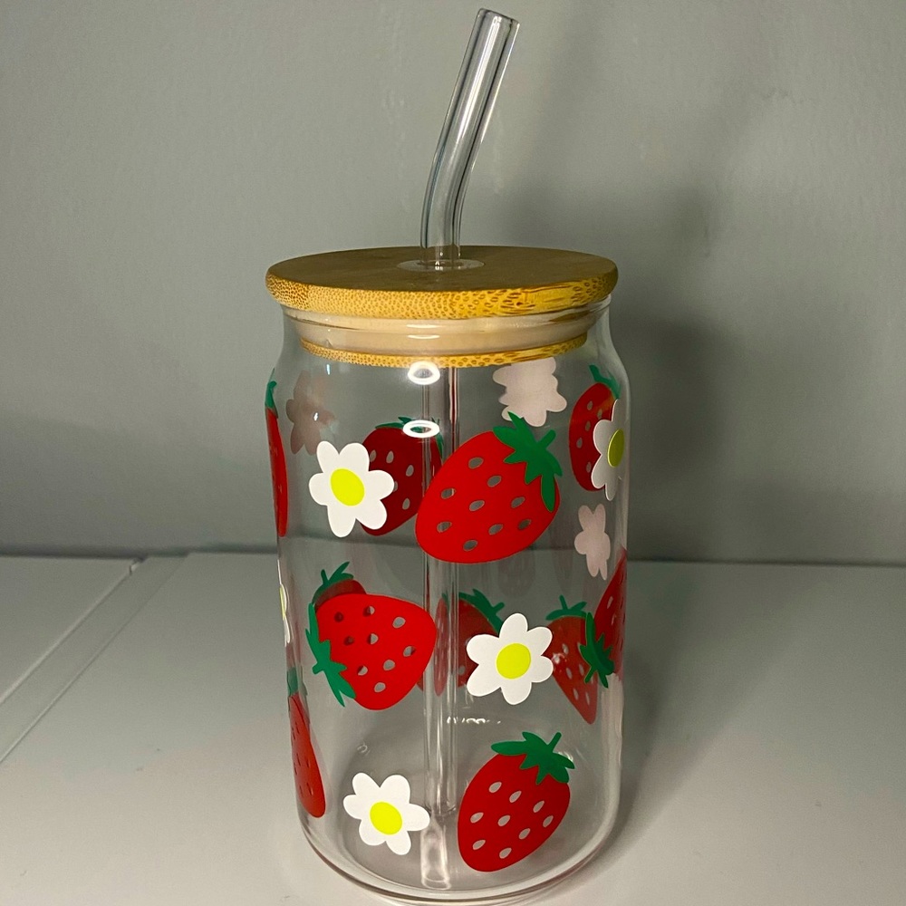 Strawberry daisy 18oz glass cup with bamboo lid